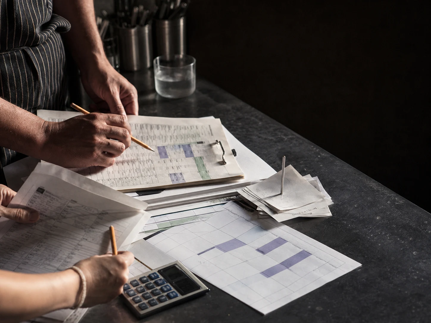 Operadores revisando documentos y prioridades del restaurante